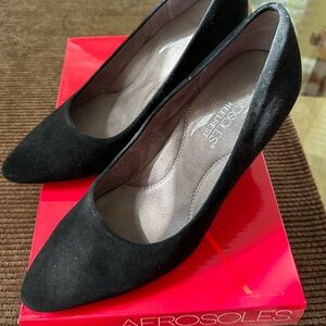 AEROSOLES Black Classic Heels with Suede Finish